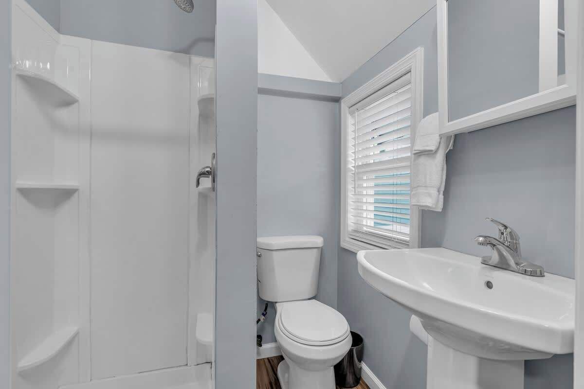 Shower, hair dryer, towels, shampoo