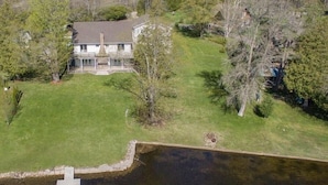 A large house with a spacious lawn and a pond. - Lake Sparrow Guest House Inc (Severn Bridge)
