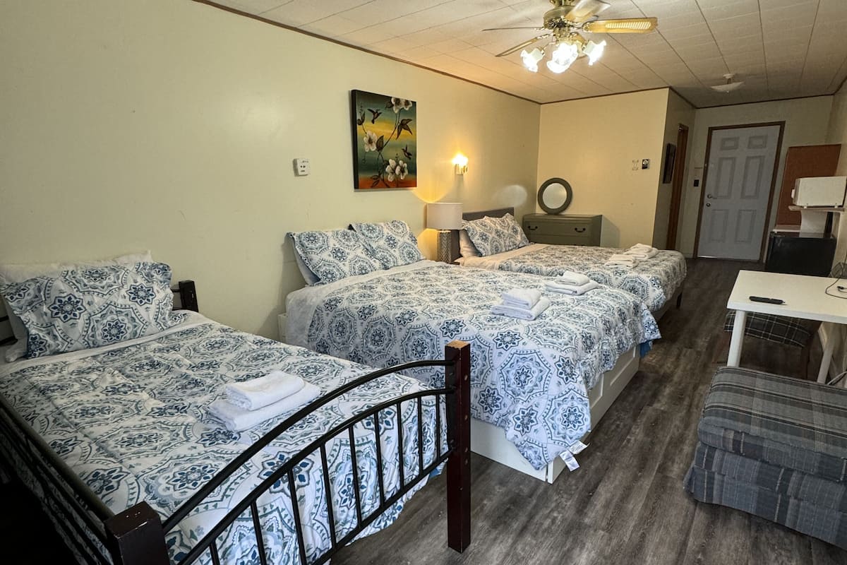 Huge Lake Front Room, Pool, Hot tub, Sauna #10 | Free WiFi