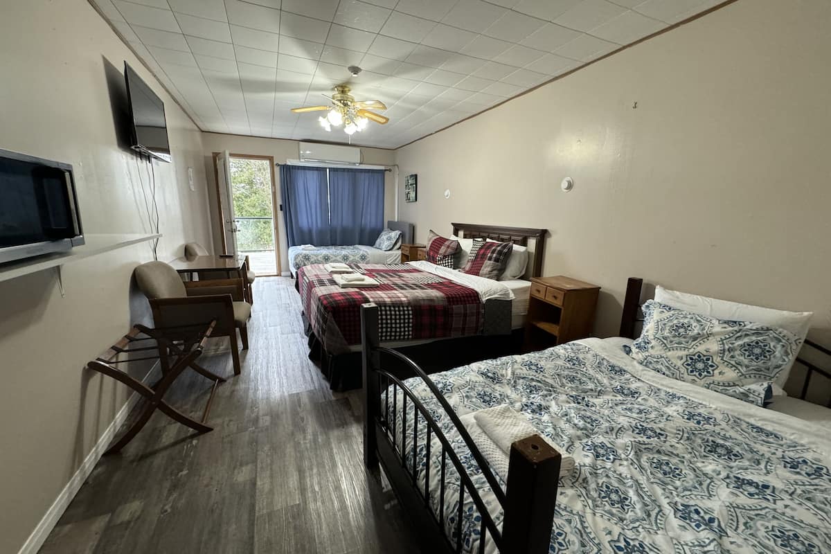 Lakefront Resort, Hot Tub, Sauna #8 | Free WiFi