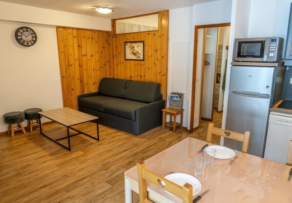 Living area - 40m from ski slopes, 3rd floor, view ski slopes, swimming pool, sauna, balcony, tv, ski locker, 33m² (Les Orres)