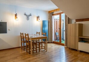 Dining - 40m from ski slopes, 3rd floor, view ski slopes, swimming pool, sauna, balcony, tv, ski locker, 33m² (Les Orres)