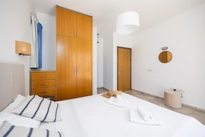 3 habitaciones, tabla de planchar con plancha, wifi y ropa de cama