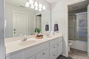 Poreamme, pyyhkeet, saippua, vessapaperi