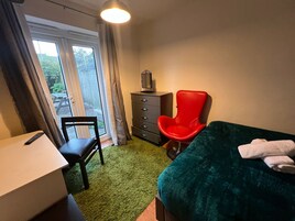 Doppia Comfort | Con stile personalizzato, con arredamento individuale, una scrivania