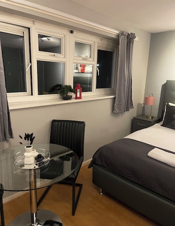 Decoración personalizada, muebles diferentes y escritorio . Bentley House