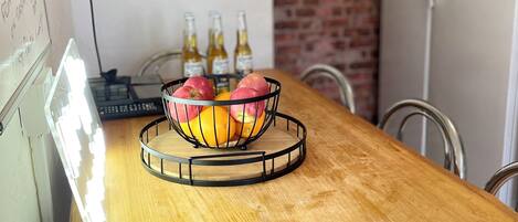 Großer Kühlschrank, Mikrowelle, Ofen, Herdplatte