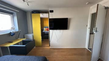 Economy Double Room | Individually decorated, individually furnished, desk, laptop workspace