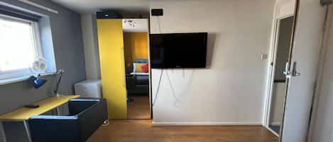 Economy Double Room | Individually decorated, individually furnished, desk, laptop workspace