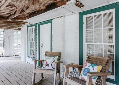 Beachside Hideaway: Cozy Retreat Steps from Tybee’s South Beach