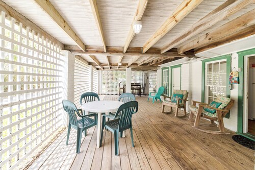 Beachside Hideaway: Cozy Retreat Steps from Tybee’s South Beach
