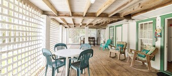 Beachside Hideaway: Cozy Retreat Steps from Tybee’s South Beach