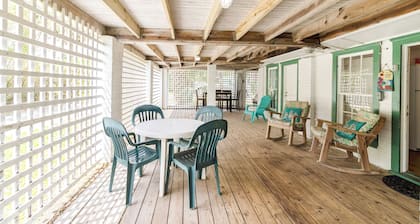 Beachside Hideaway: Cozy Retreat Steps from Tybee’s South Beach