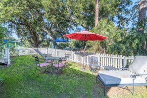 Outdoor dining - Steps from Tybee’s Beaches & Park│Charming Historic Home w/ Modern Comforts (Tybee Island)