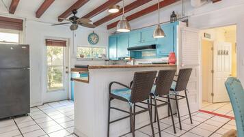 Réfrigérateur, four à micro-ondes, surface de cuisson, lave-vaisselle