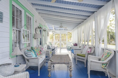 Private Pool + Screened Porch | Blue Moon Cottage Near Beach & Shops
