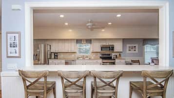 Een koelkast, een magnetron, een kookplaat, een vaatwasser