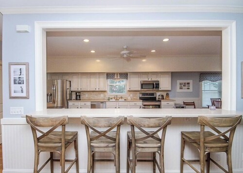 Porch and short walk to beach 5 Bedrooms, 4.5 Baths