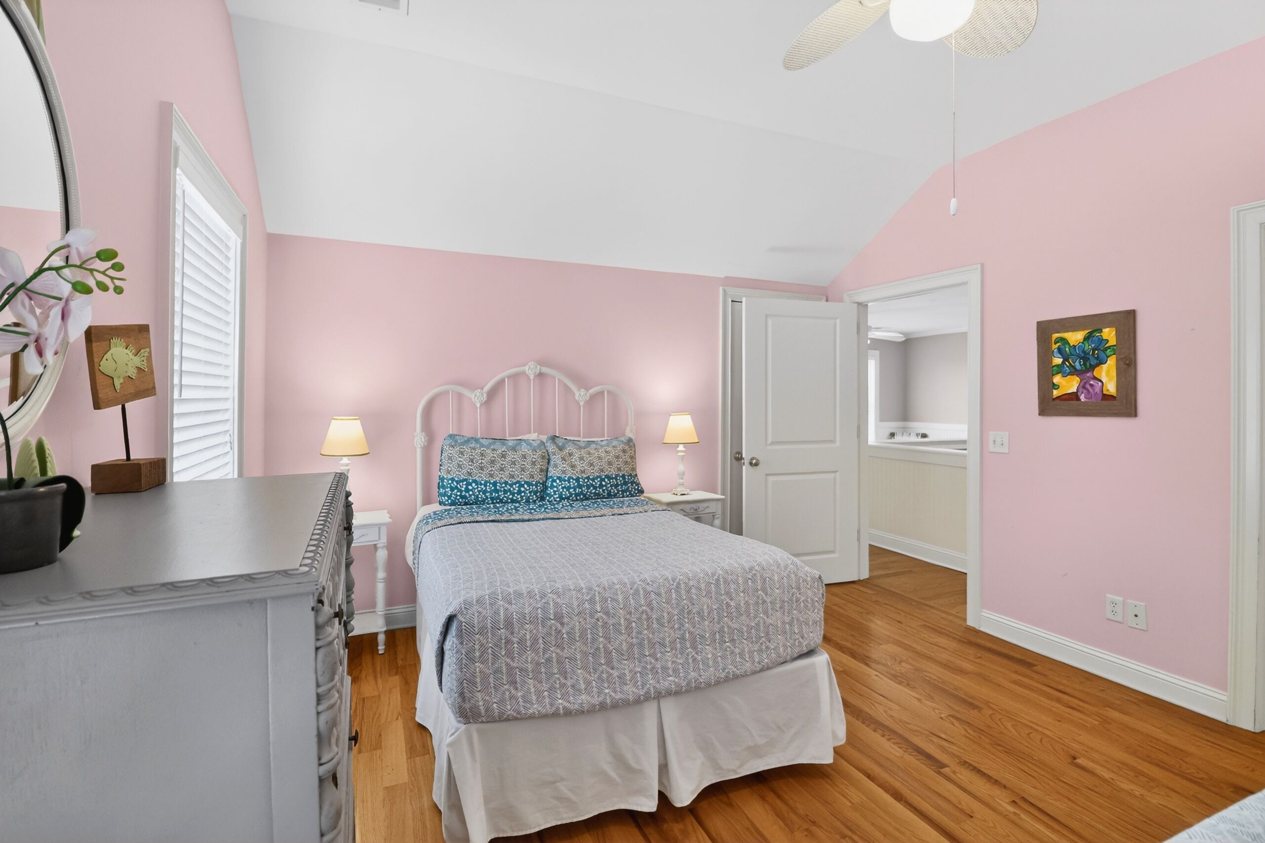5 bedrooms, iron/ironing board, free WiFi, bed sheets