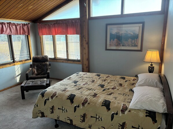 4 quartos, escrivaninha, ferros/tábuas de passar roupa, berço de viagem