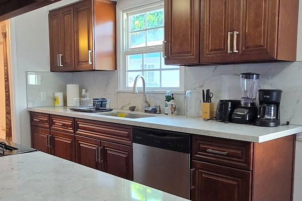 Mikrobølgeovn, ovn, kokeplater og oppvaskmaskin