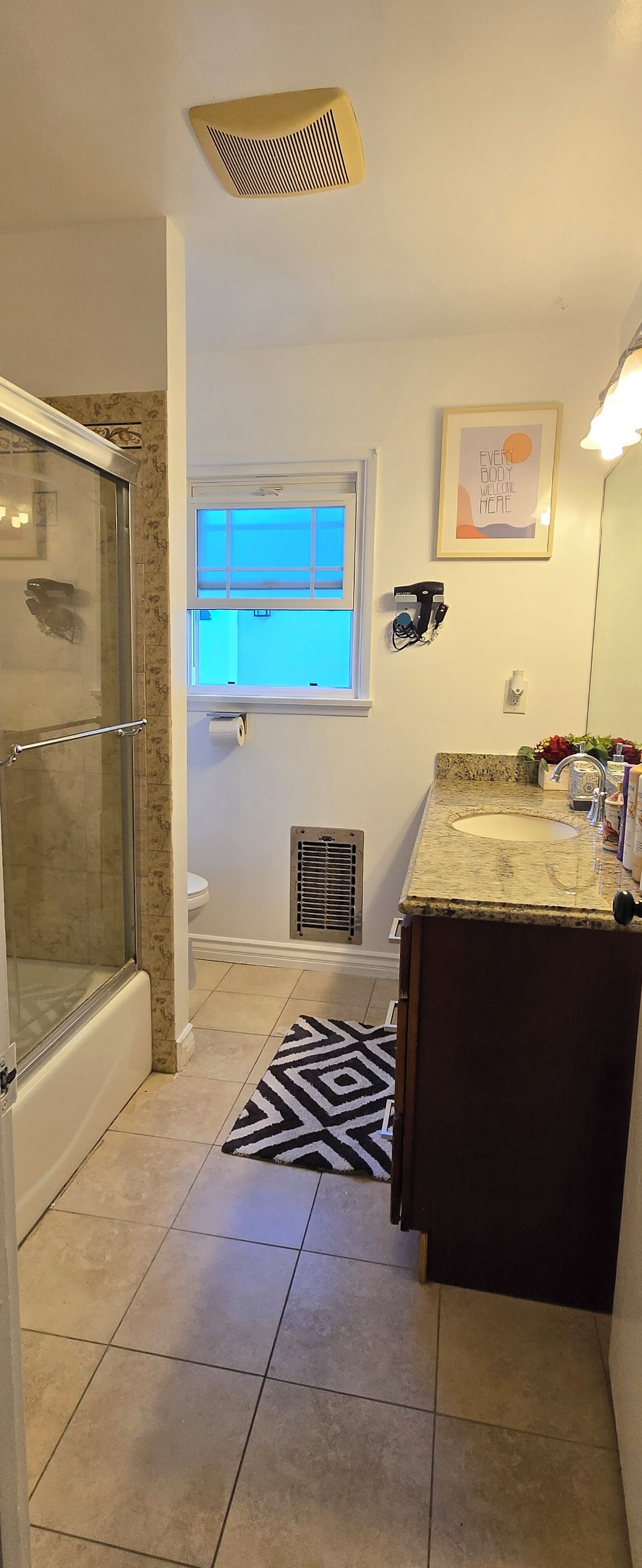 Chuveiro, secador de cabelo, toalhas de banho, sabonete