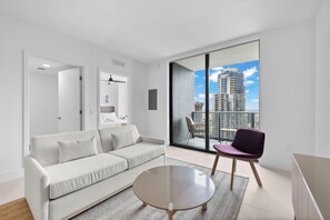 Luksushuoneisto, kaupunkinäköala | Oleskelualue | 42–tuumainen äly-TV, jossa kaapelikanavat