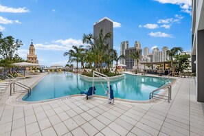 Ulkouima-allas, aurinkovarjoja, aurinkotuoleja