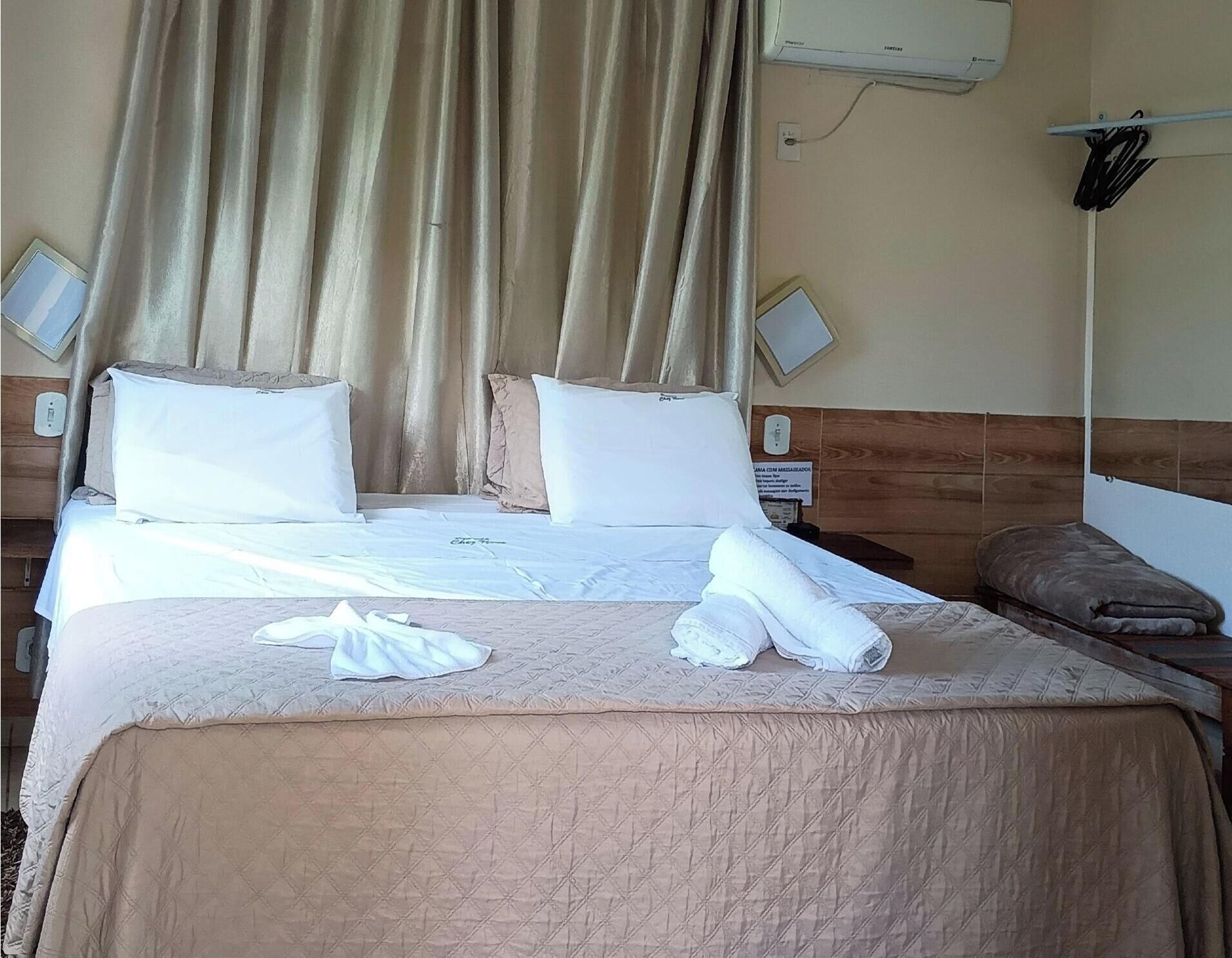 Deluxe Suite, Jetted Tub | Desk, laptop workspace, free WiFi, bed sheets