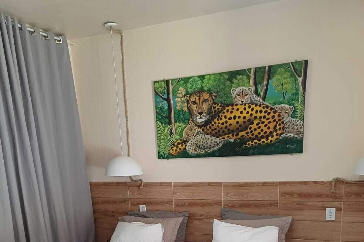 豪華套房, 1 張特大雙人床, 按摩浴缸 | 書桌、手提電腦工作空間、免費 Wi-Fi、床單