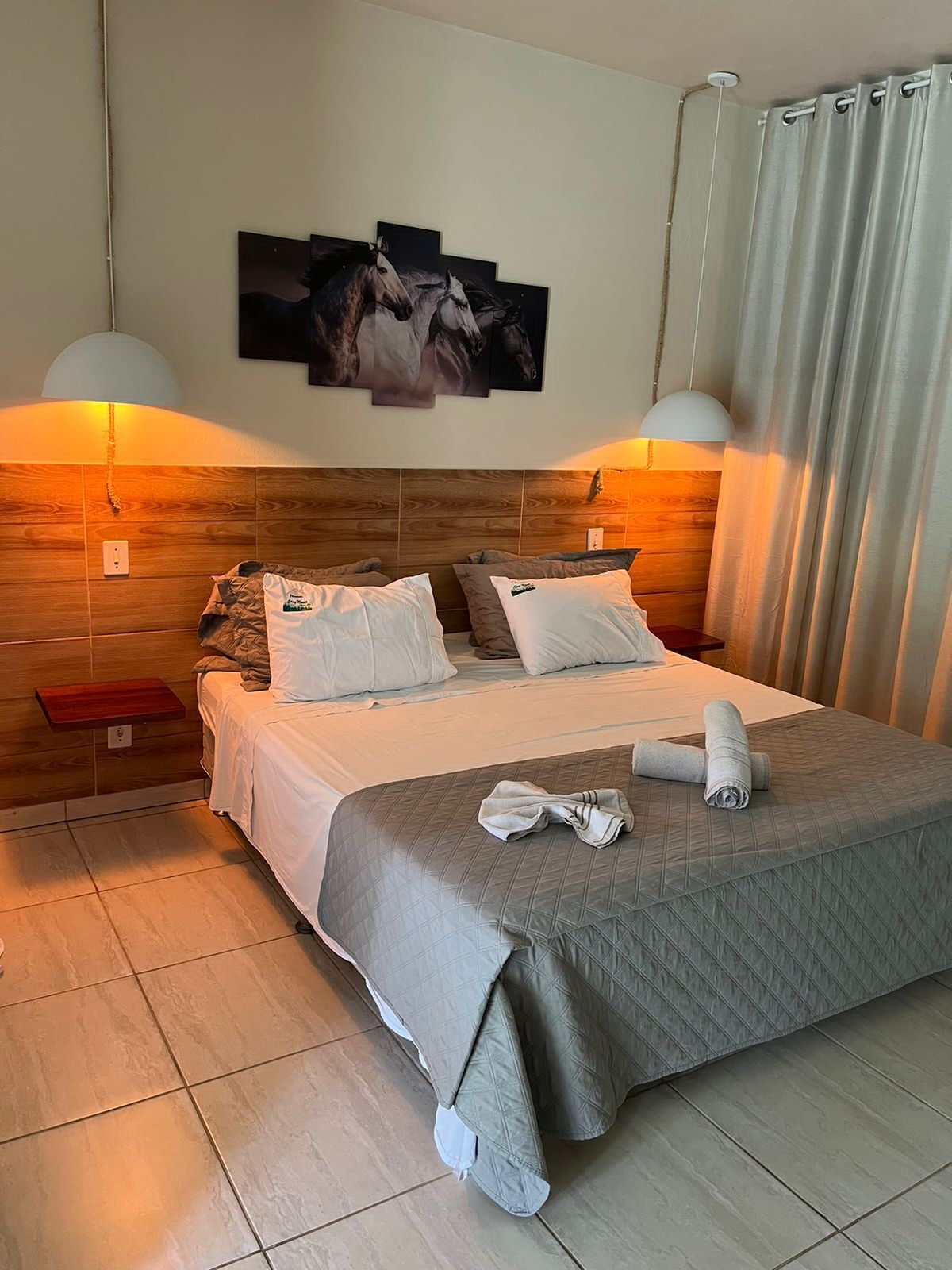 豪華套房, 按摩浴缸, 花園景 | 書桌、手提電腦工作空間、免費 Wi-Fi、床單