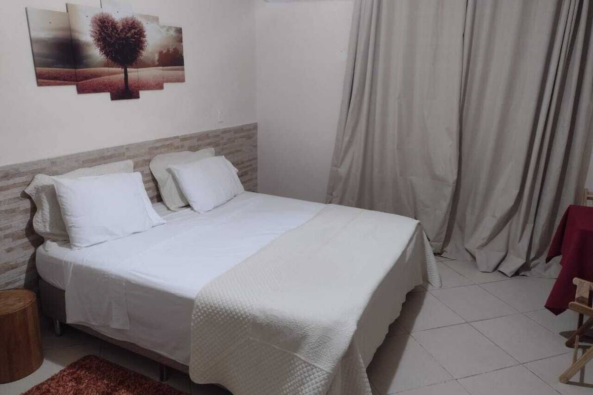 豪華套房, 1 張特大雙人床, 按摩浴缸 | 書桌、手提電腦工作空間、免費 Wi-Fi、床單