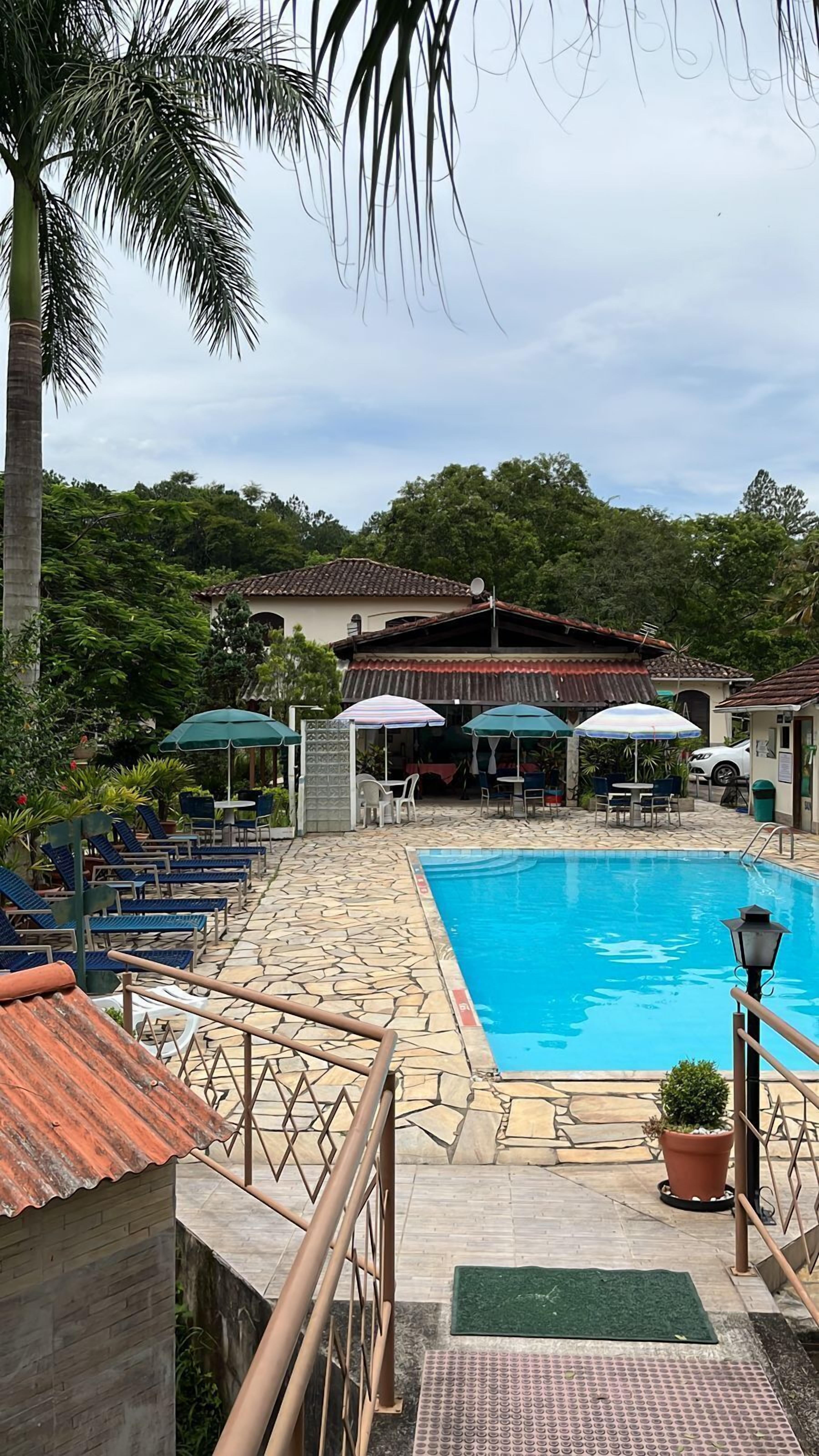 Piscina externa, funciona das 8h às 20h, guarda-sóis, espreguiçadeiras