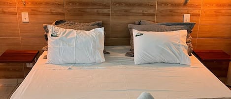 Deluxe Suite, Jetted Tub, Garden View | Desk, laptop workspace, free WiFi, bed sheets