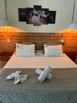 Escritorio, espacio para trabajar con laptop y wifi gratis 