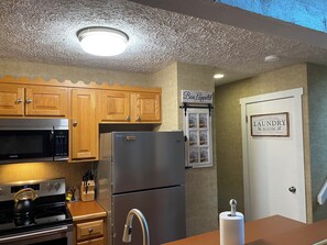 冷蔵庫、電子レンジ、オーブン、コンロ