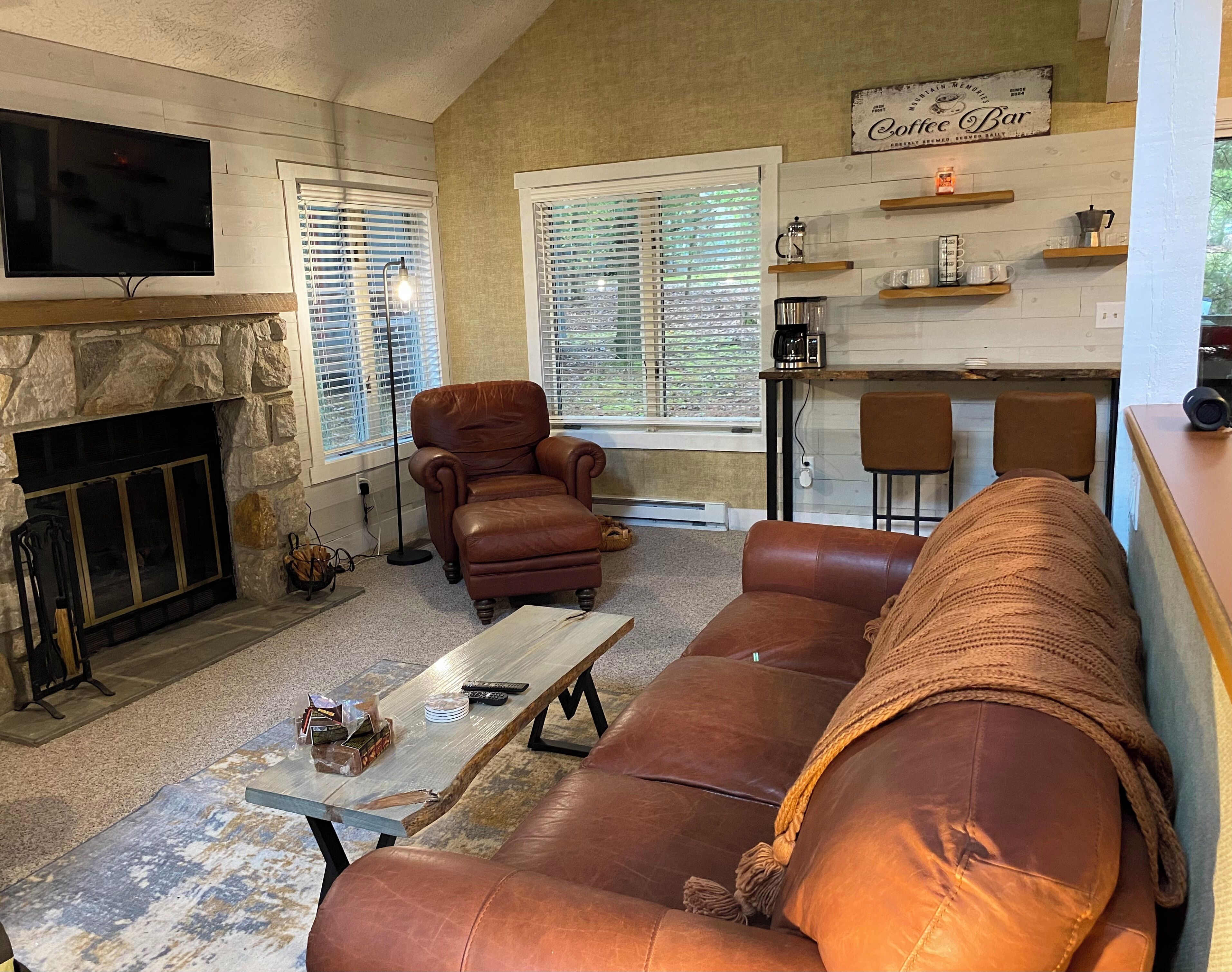 Una televisión, una chimenea, videojuegos