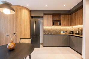 Refrigerador, microondas, parrilla de estufa y cafetera y tetera 