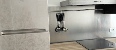 Four Ă micro-ondes, surface de cuisson, lave-vaisselle