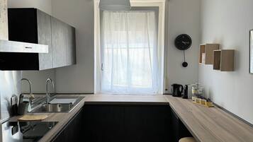 Mikrowelle, Herdplatte, Geschirrspüler