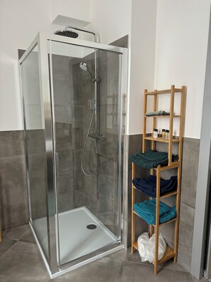 Dusch, hårtork, bidé och handdukar