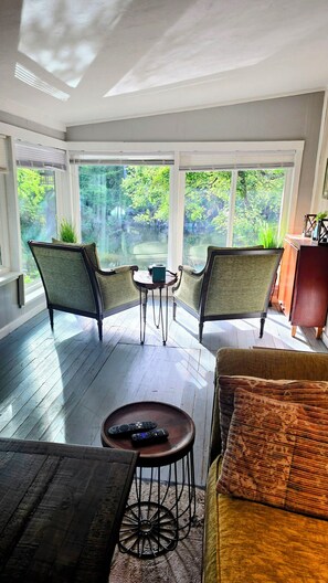 TV connectée, lecteur de DVD, livres