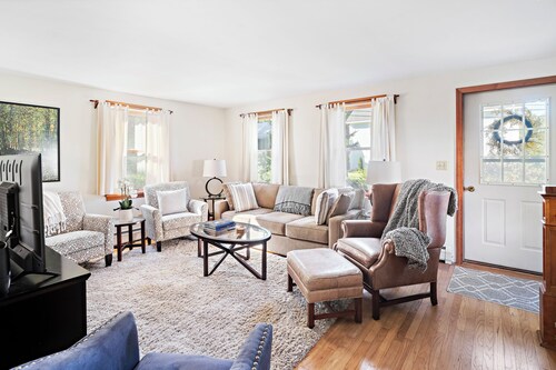 Sun Filled Lenox Retreat - Minutes to Tanglewood!