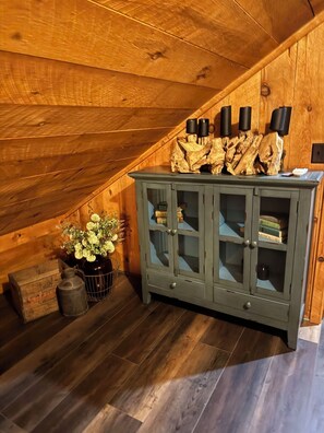 Interior - Rustic 5 Bedroom Gorge River Resort (Walhalla)