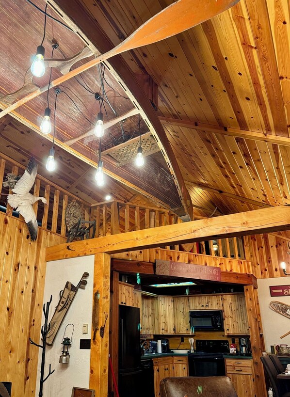 Interior - Rustic 5 Bedroom Gorge River Resort (Walhalla)