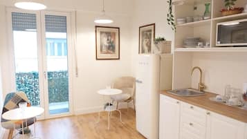 Full-size fridge, microwave, coffee/tea maker, electric kettle