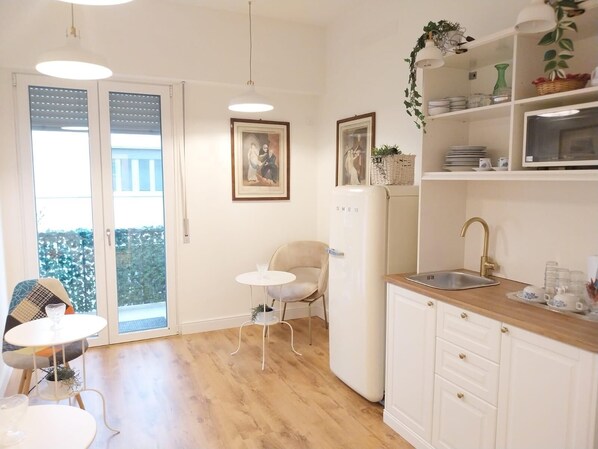 Full-size fridge, microwave, coffee/tea maker, electric kettle