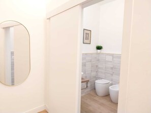 Doppia Standard, vista città | Bagno | Doccia, asciugacapelli, asciugamani, sapone