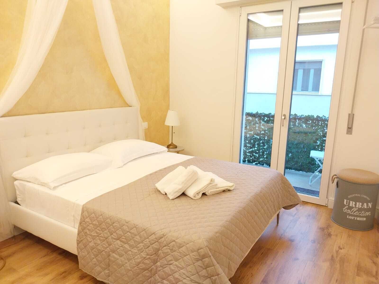 Standaard tweepersoonskamer, uitzicht op de stad | Een strijkplank/strijkijzer, gratis wifi, beddengoed