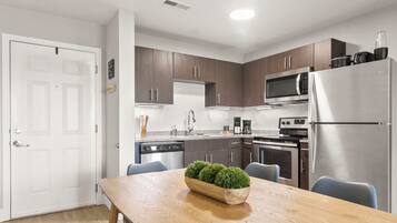 Fridge, microwave, stovetop, dishwasher